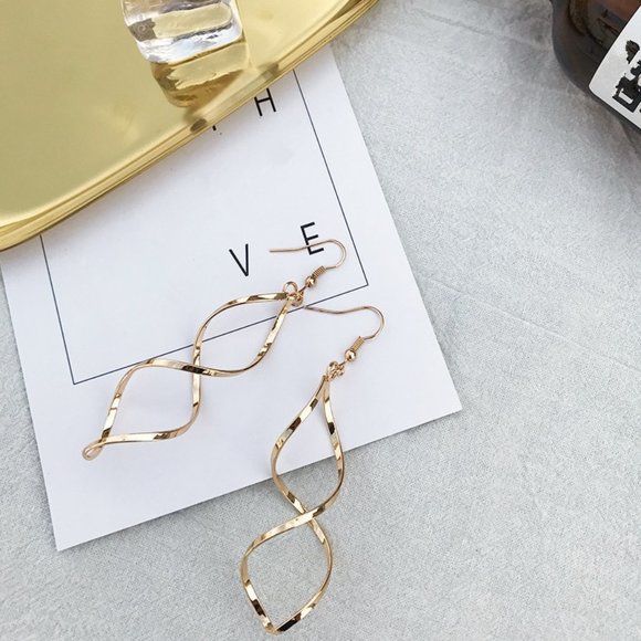 NEW "Plot Twist" Minimalist Swirl Drop Earrings - Picture 4 of 9